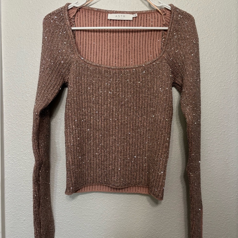 Astr Metallic Ribbed Scoop Neck Sweater in Dusty Rose